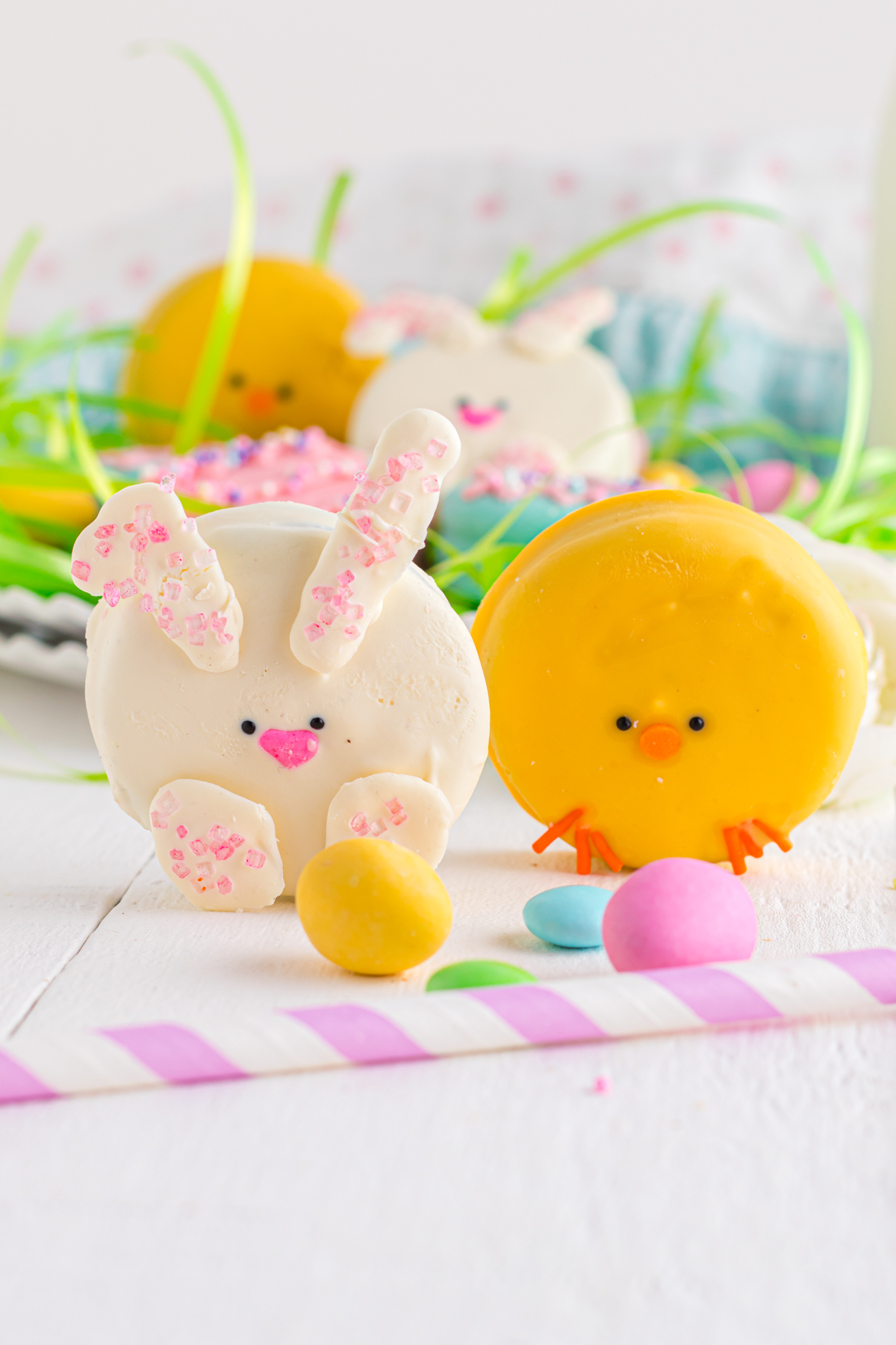 Bunny and chick decorated Oreos.