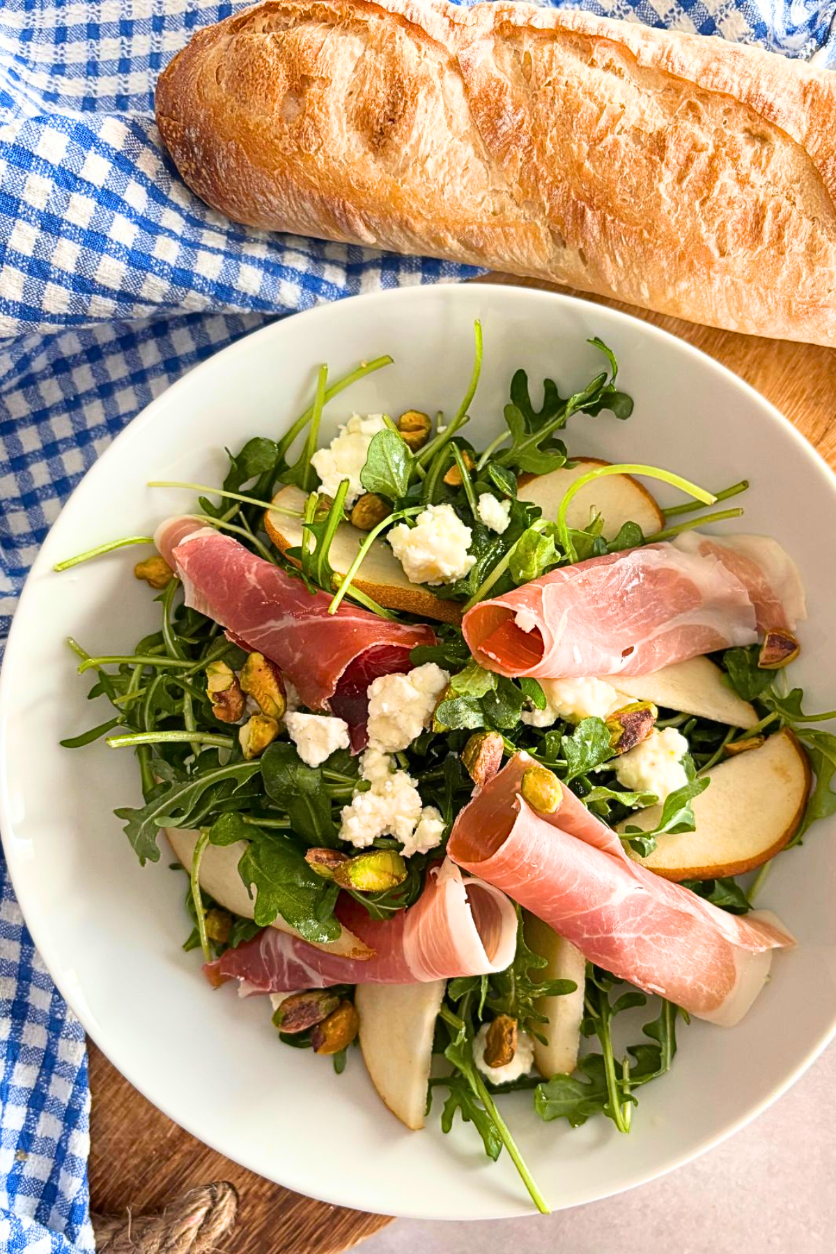 Arugula salad with prosciutto and pear.