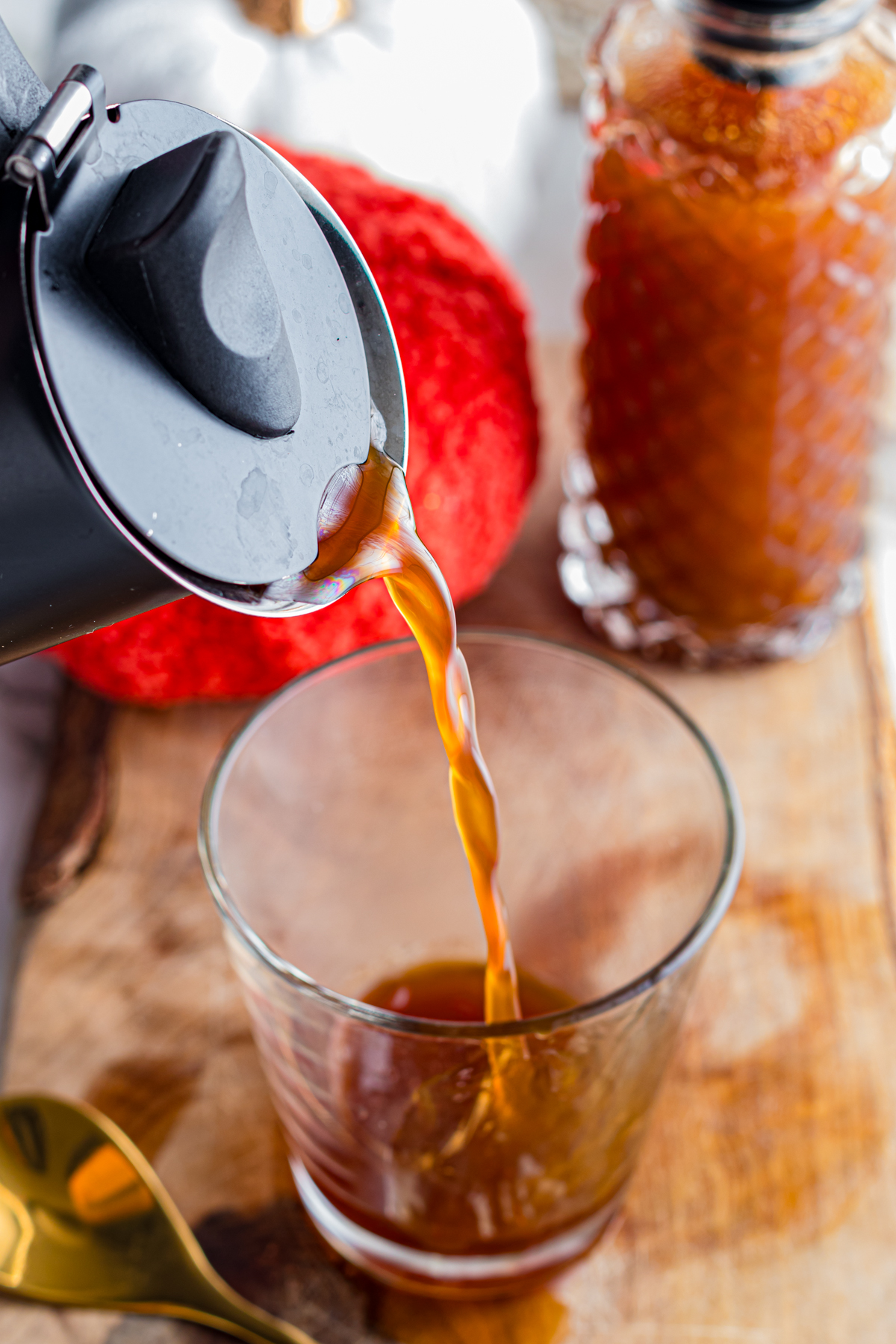 To pour espresso in glass.