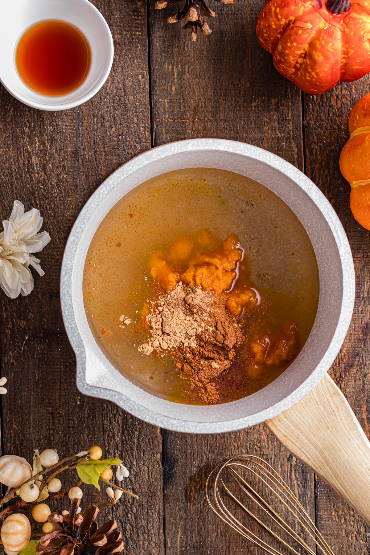 Pumpkin puree, spices and water in Saucepespan.